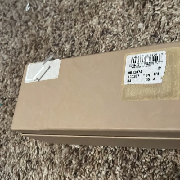 Burberry sunglass box - Picture 5 of 7